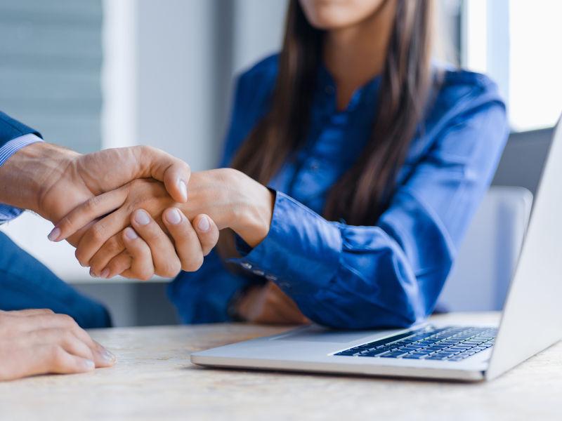 和美女握手的男人