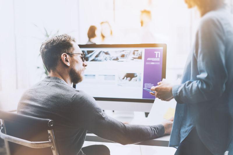 狄坐在电脑桌边时尚的商人