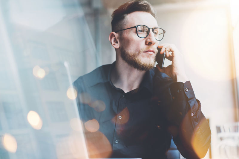 正在接电话的商务男