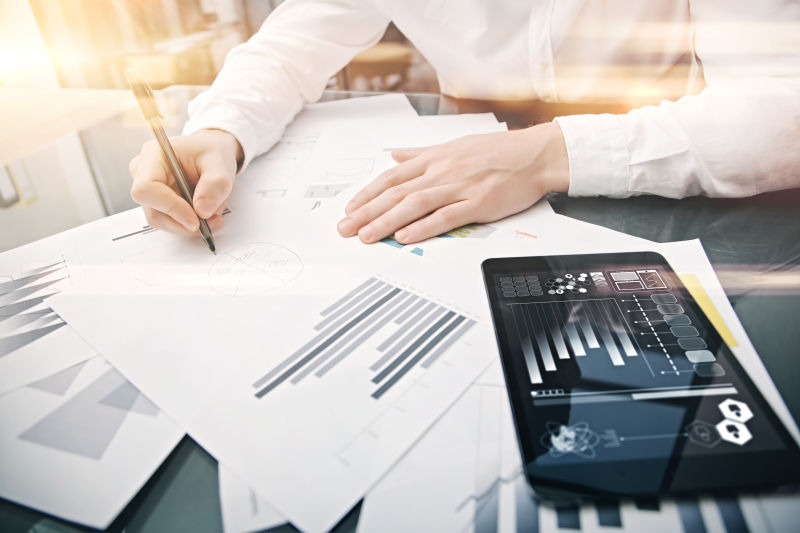 正在签署文件的投资经理