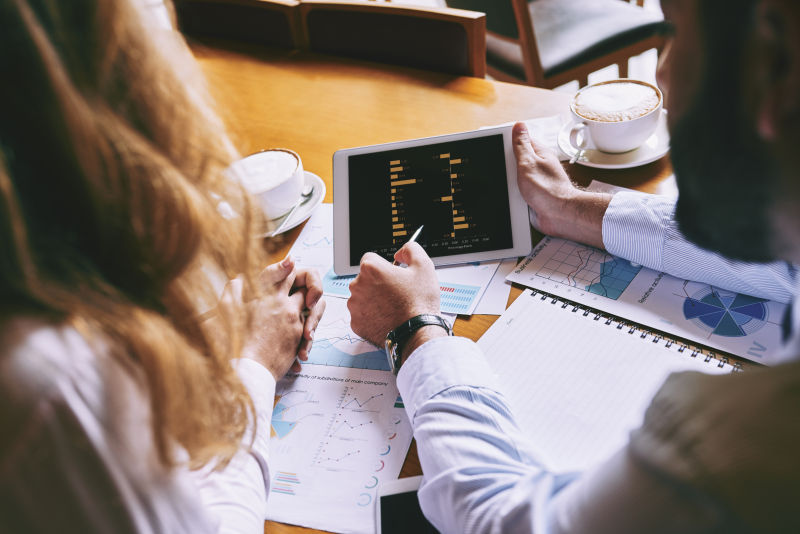 两个商业美女看着手里的商业数据