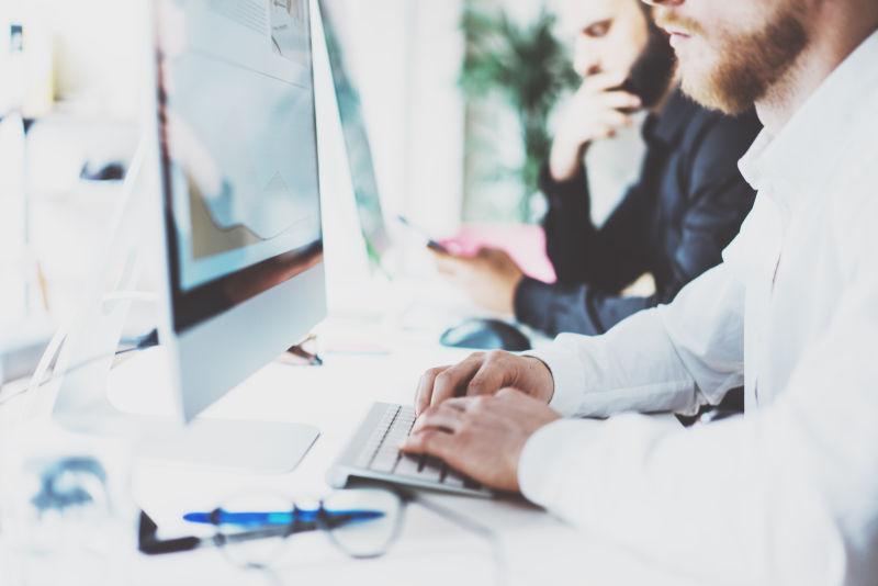 正在敲着键盘的商务男