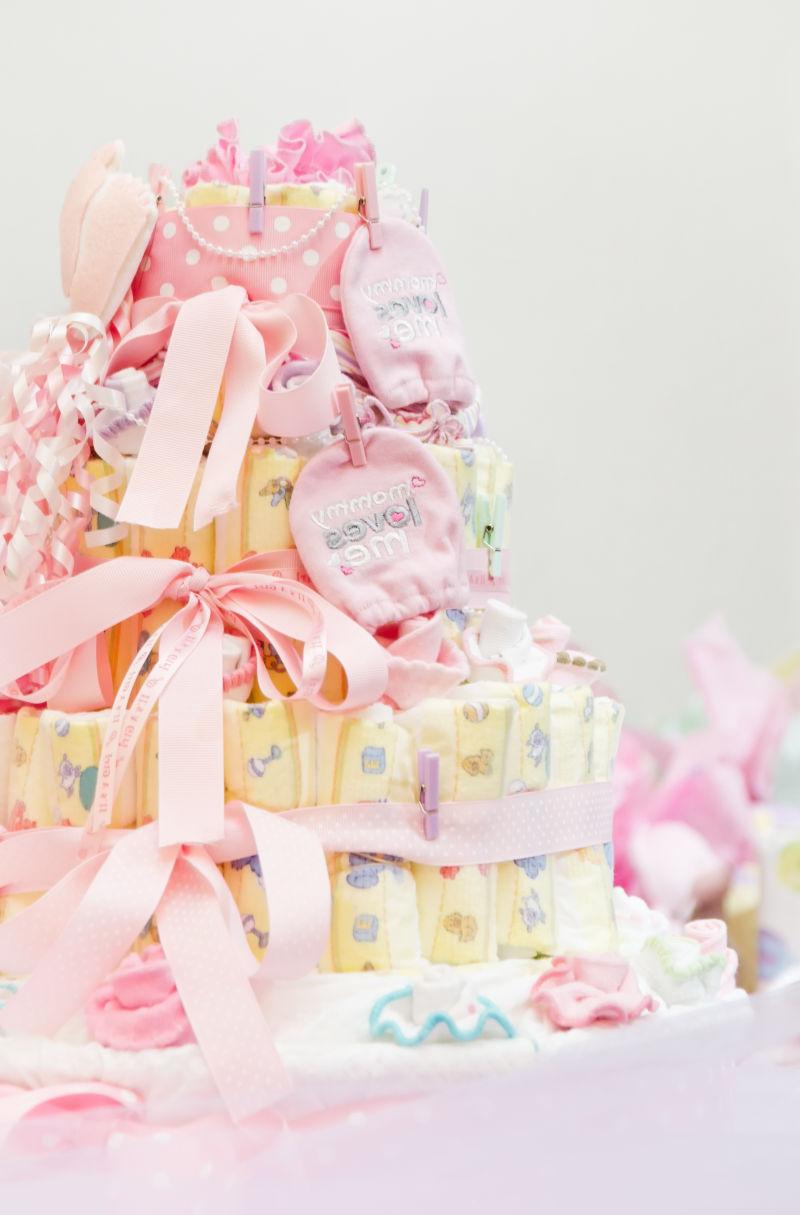 包装成粉色蛋糕形状的尿不湿