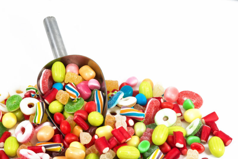 白色背景中的糖果