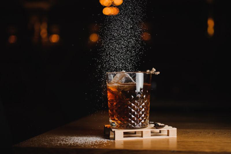 在酒吧的冰上威士忌鸡尾酒