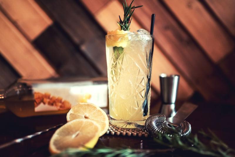 金汤力酒加柠檬和冰块的点心饮料