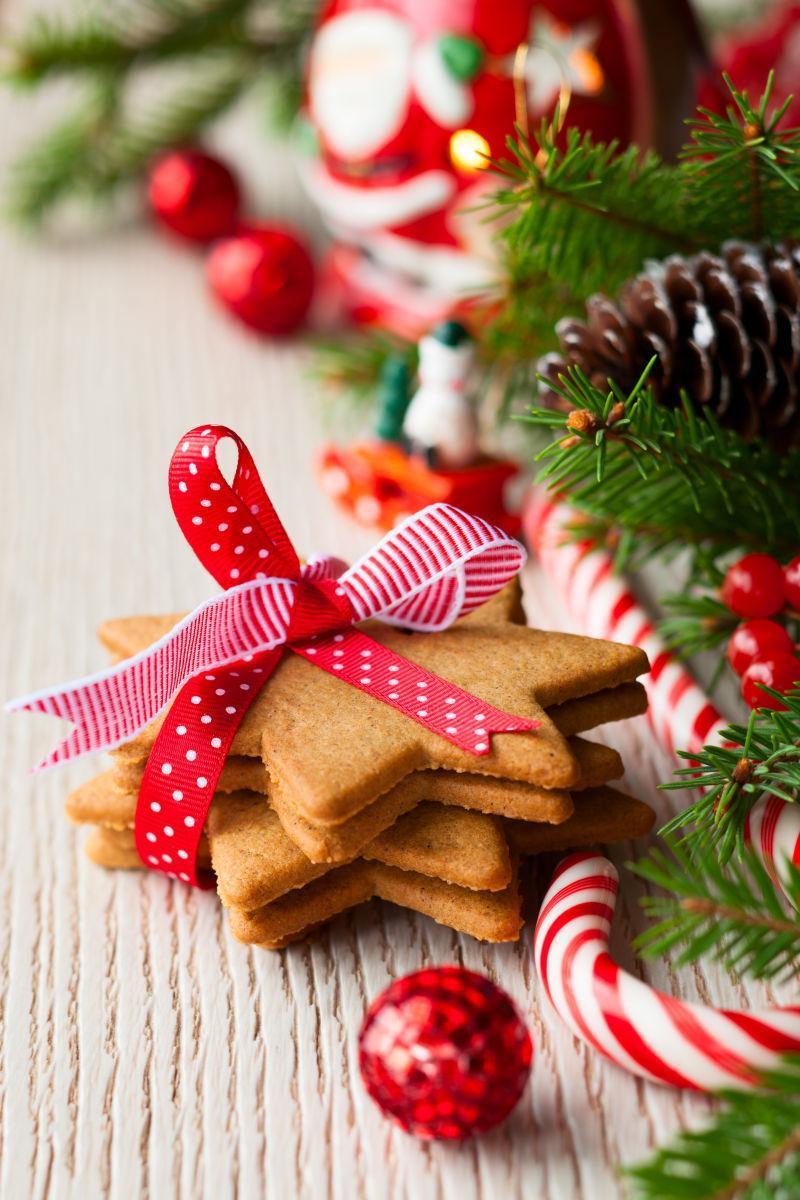 桌上的圣诞饼干
