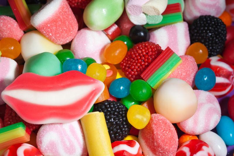 嘴唇糖果在众多糖果上面