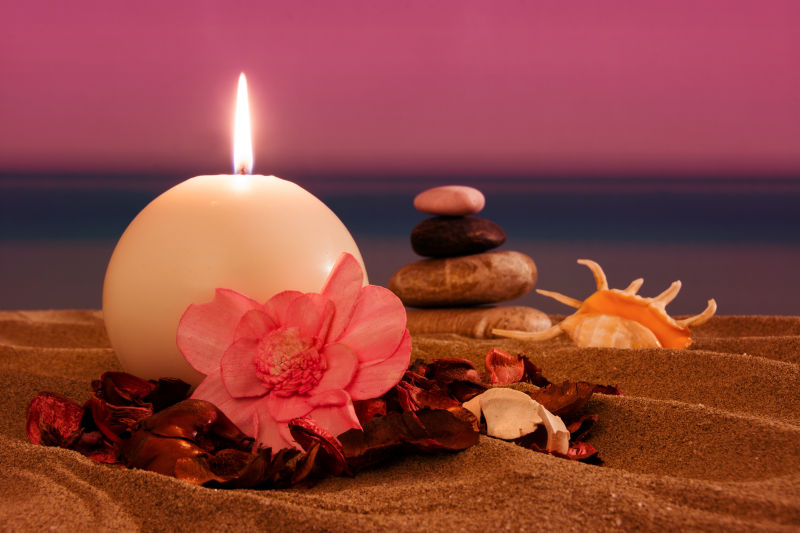 沙滩上的蜡烛与贝壳石头