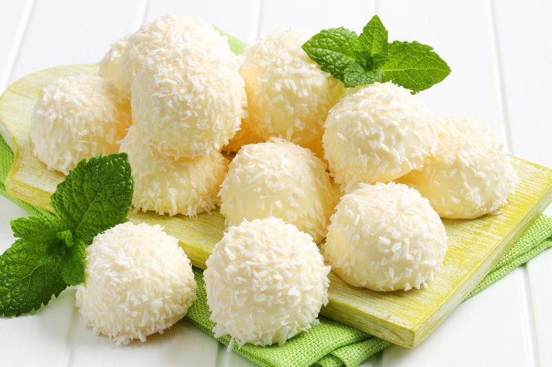 砧板上的白色椰子巧克力