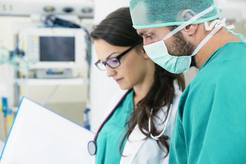 医疗队工作人员检查医疗报告