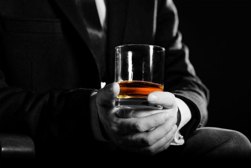 手上拿着威士忌的商人