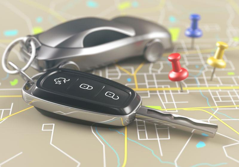 车钥匙在地图上与当地的旅游点