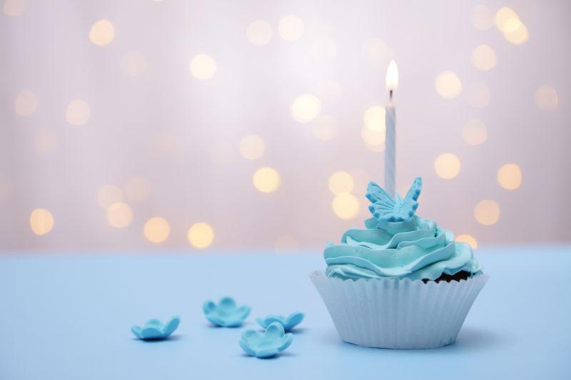 在餐桌上的美味的生日蛋糕背景光