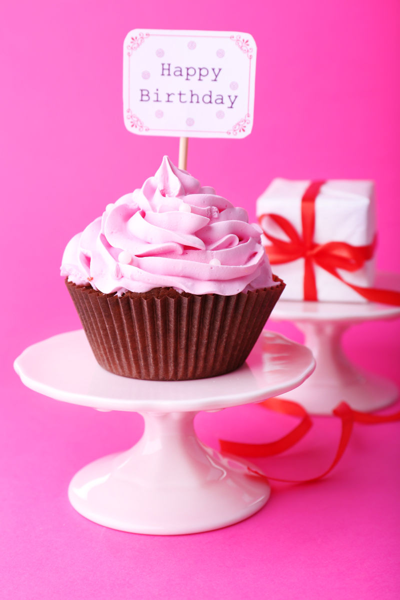 粉红色背景的美味蛋糕