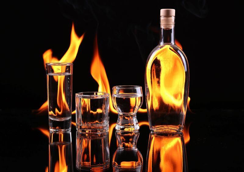 在玻璃酒杯里烧红胡椒也会在黑色背景中燃烧