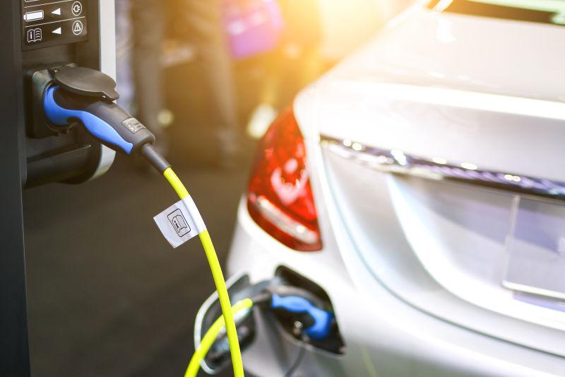 白色的轿车在充电站充电