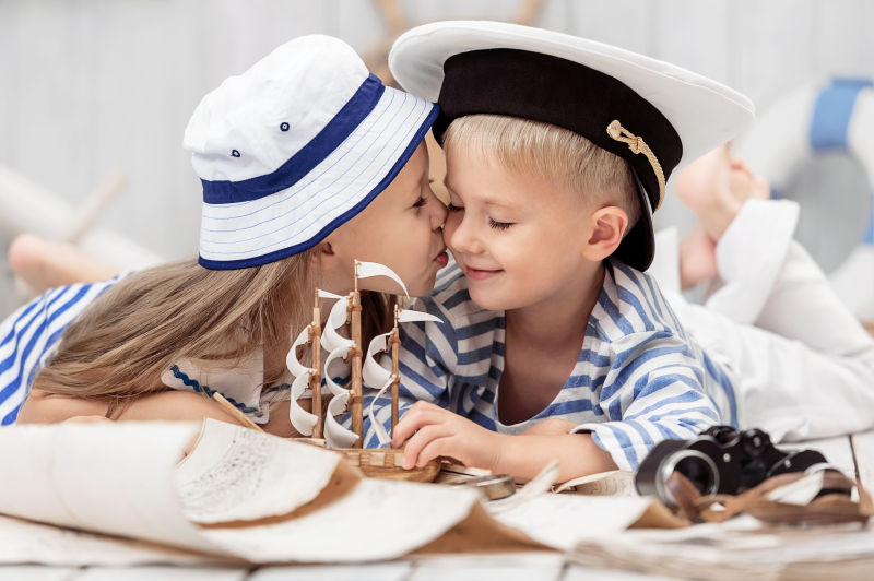 房间里女孩想亲吻男孩