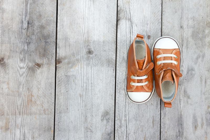 一双运动鞋的俯视图