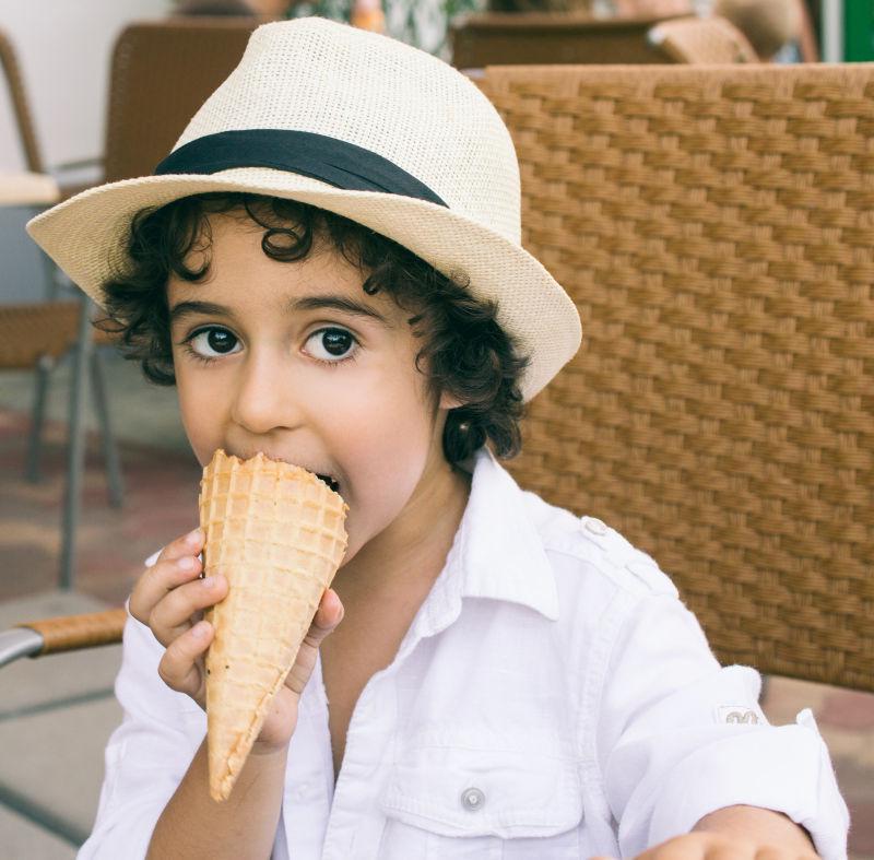 正在吃冰淇淋的小男孩