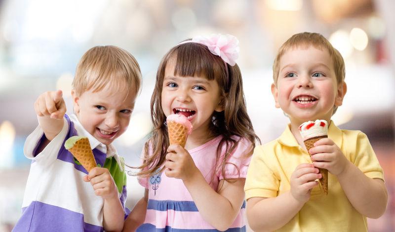 三个吃吃冰淇淋的小孩