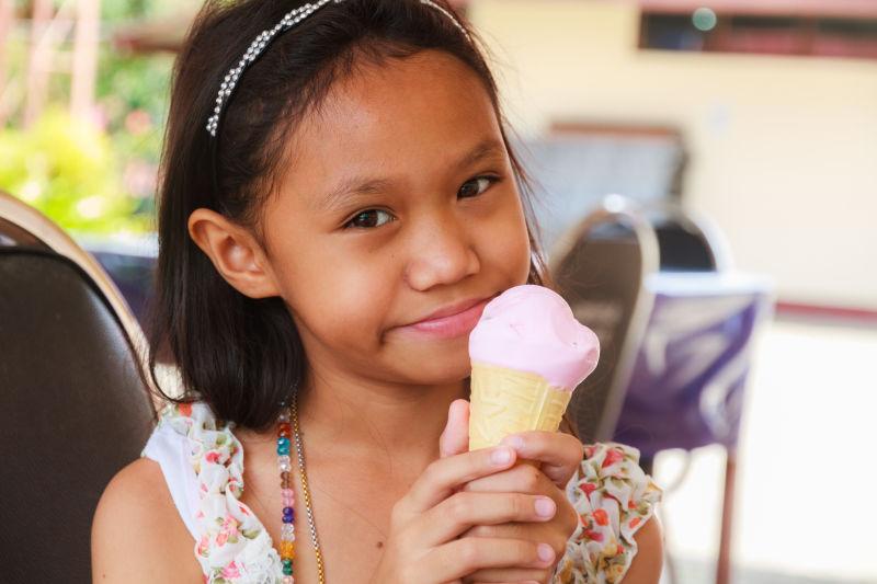 吃冰淇淋的亚洲女孩