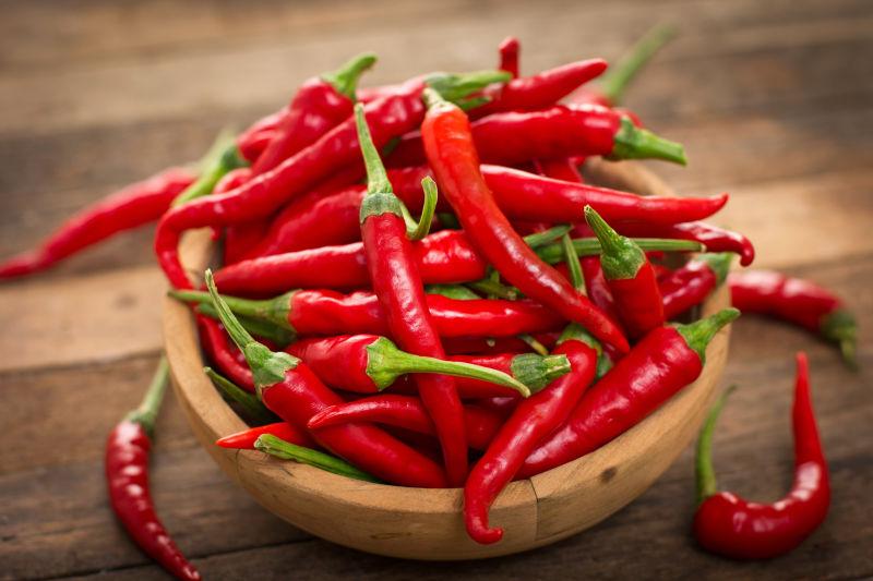 盆子里的红色辣椒