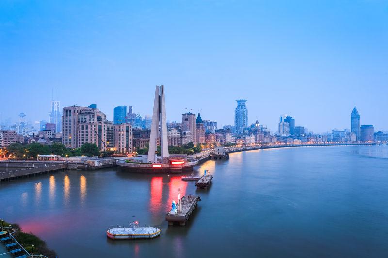 美丽的上海外滩和海边的夜景