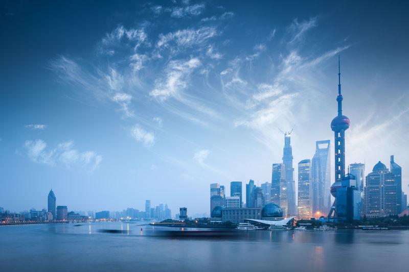 蓝天下美丽的上海天际线景观