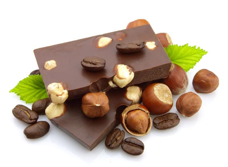 白色背景下的美味巧克力加坚果