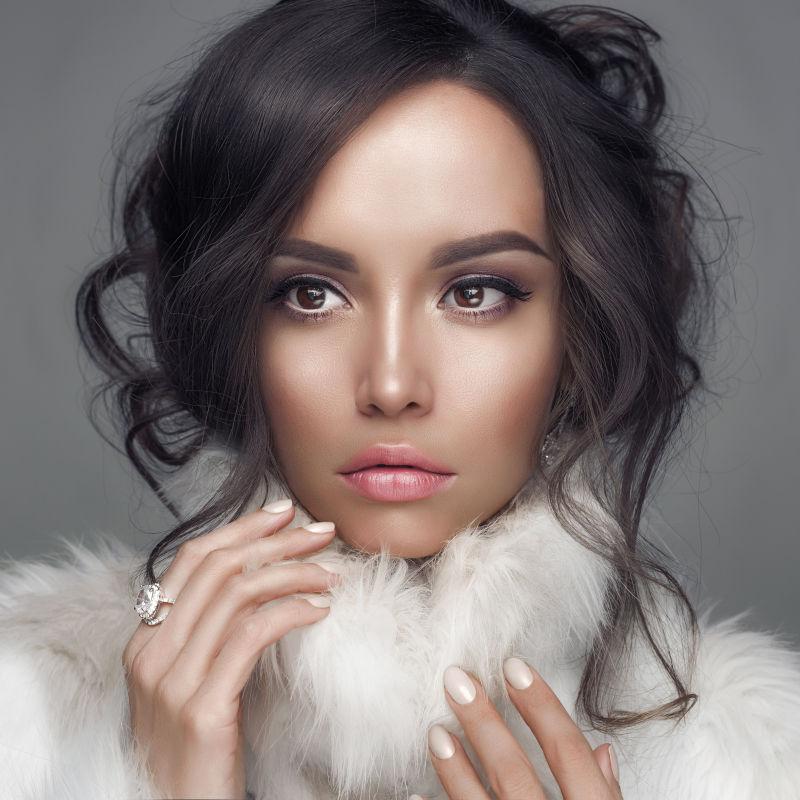 穿着白色毛皮外套的漂亮女人