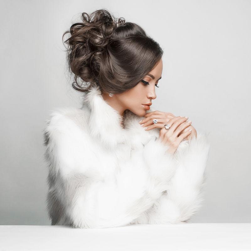 穿着白色裘皮美女