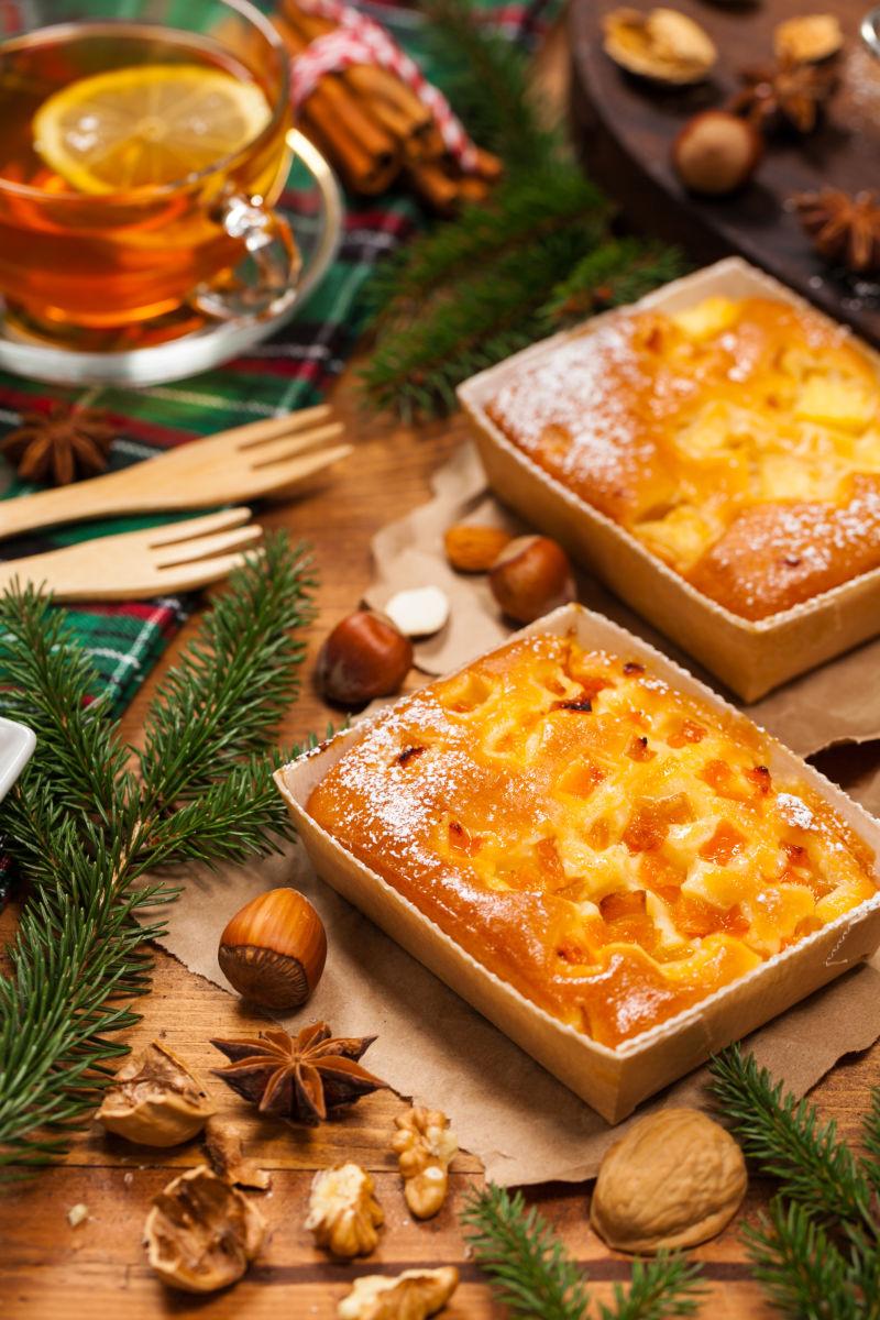 圣诞背景的自制水果蛋糕