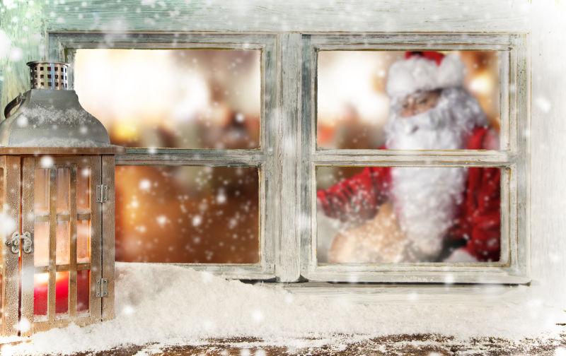 圣诞窗前的圣诞老人