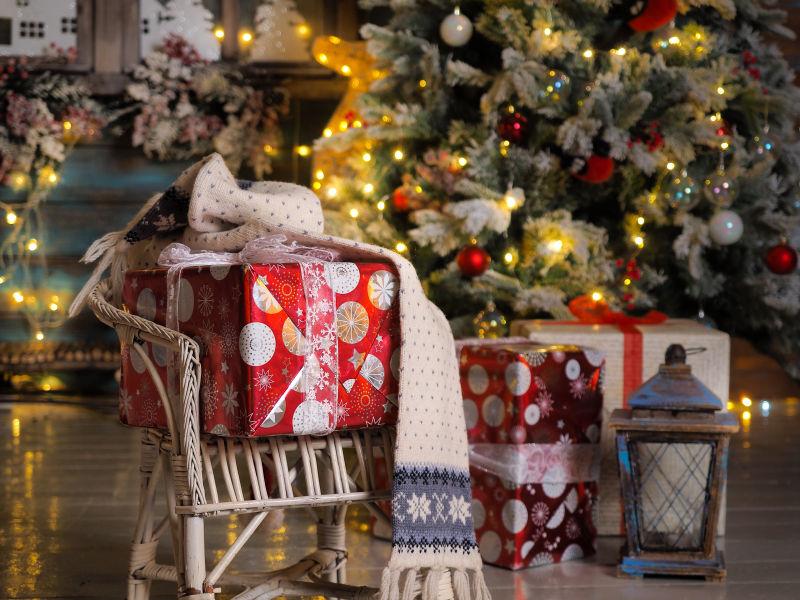 圣诞树背景中的礼物