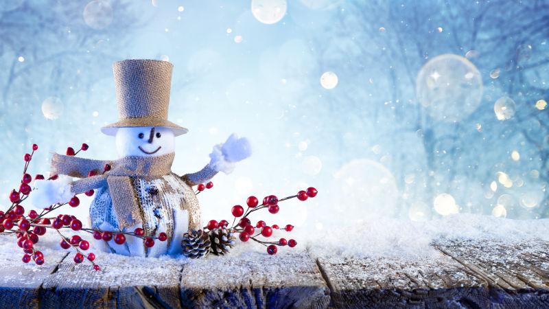 雪人在雪下迎接快乐