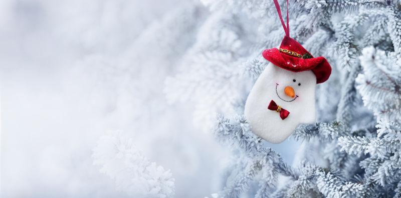 圣诞雪人袜子挂在雪枝上