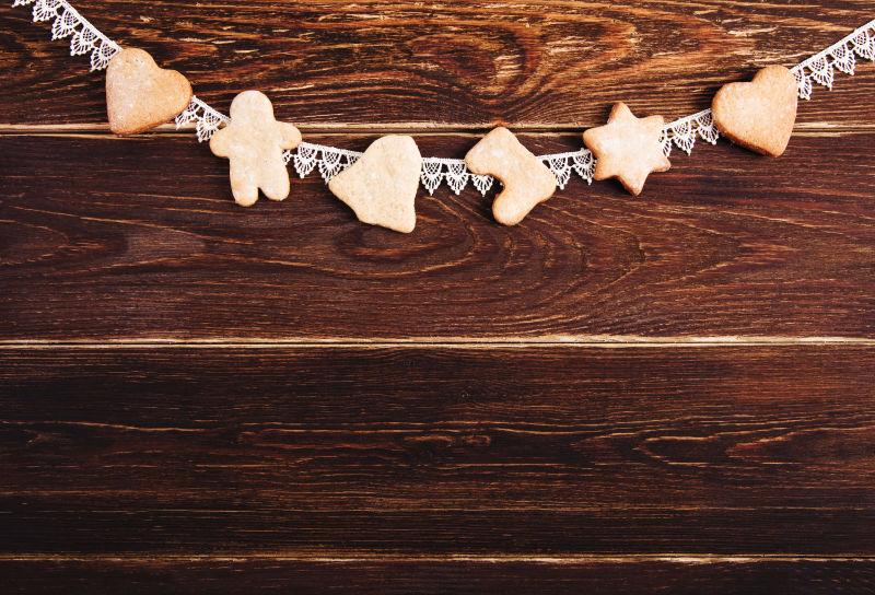 木质背景中的圣诞花环