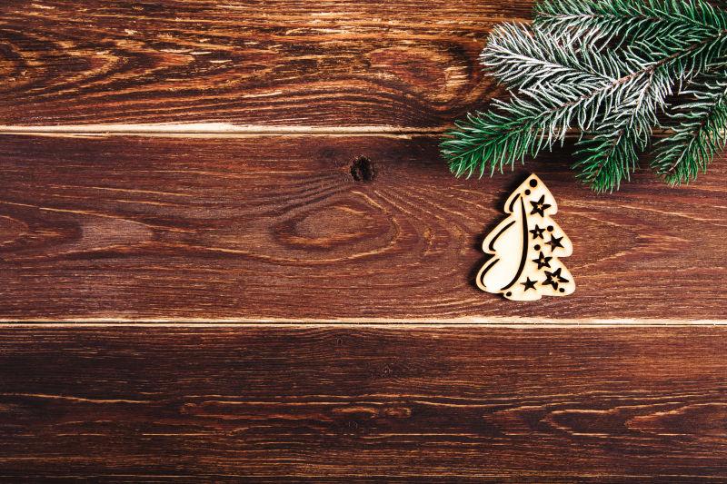 圣诞杉树枝和圣诞树