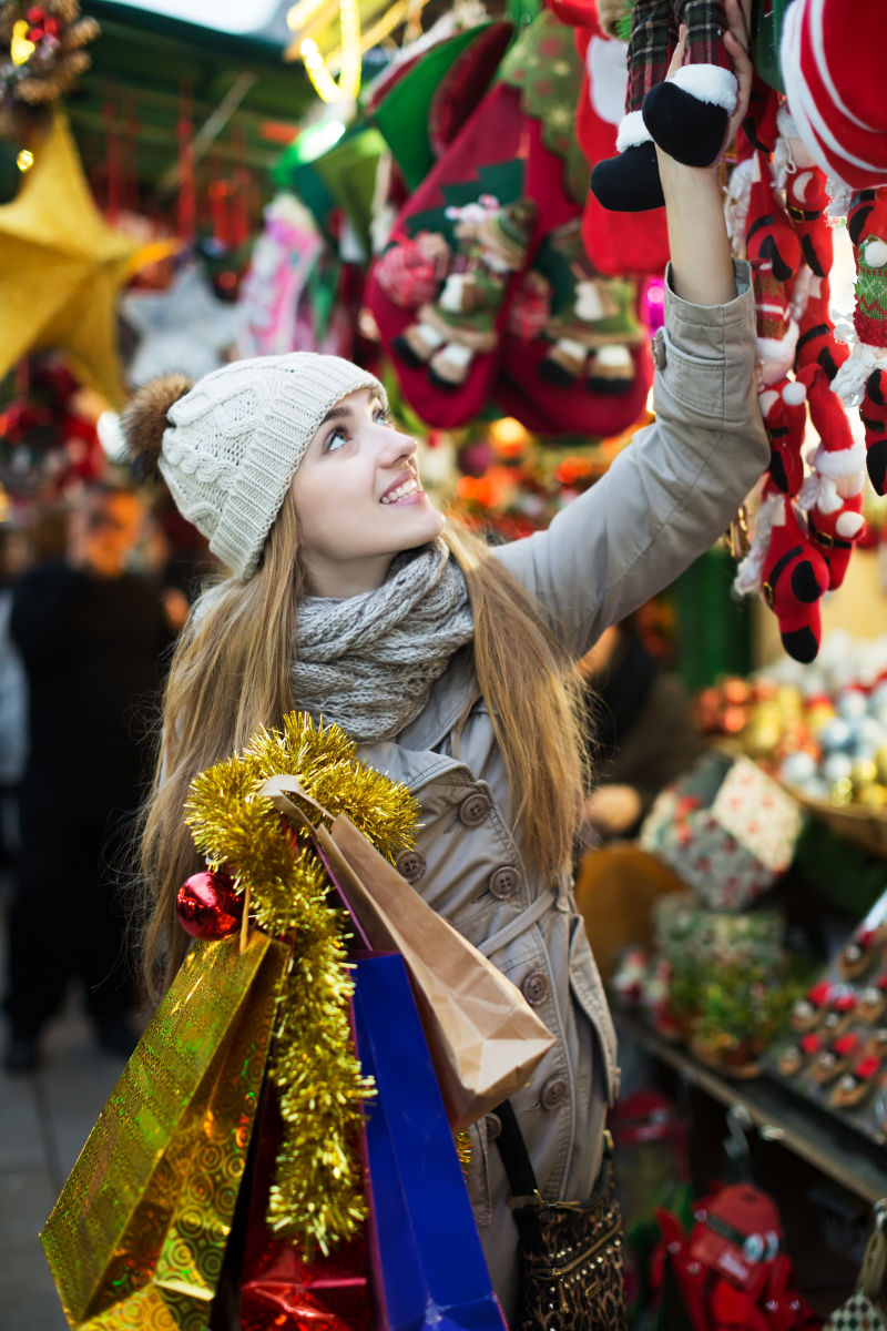 集市上逛街的女人