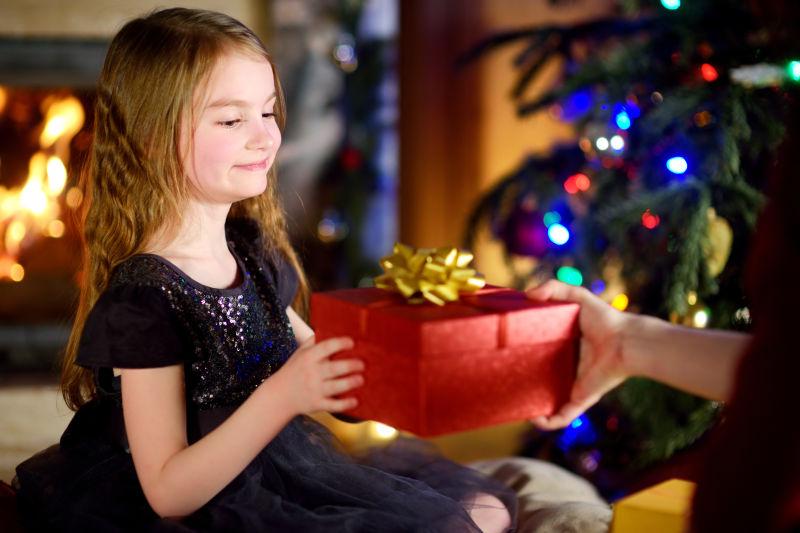 小女孩的圣诞礼物