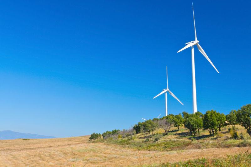 天空下的电力风力发电机