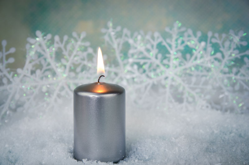 一根燃烧的蜡烛