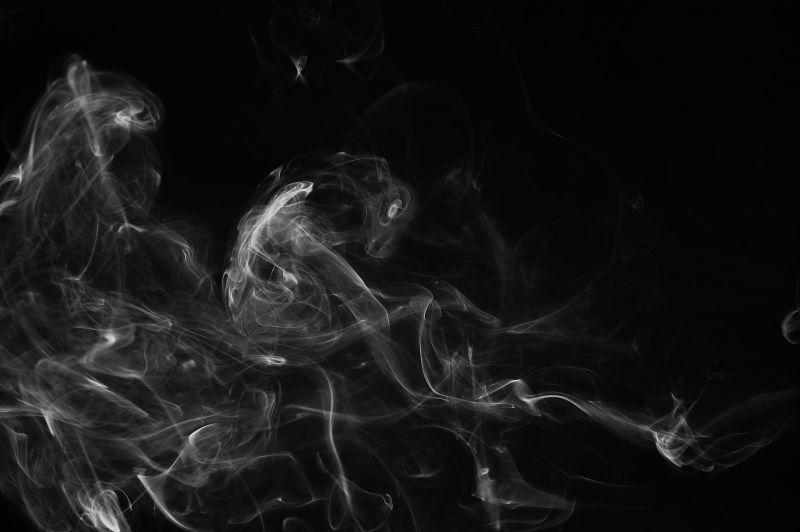 烟雾在黑色背景下移动图片 黑色背景中的香烟烟雾素材 高清图片 摄影照片 寻图免费打包下载