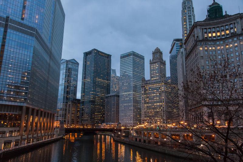 商业中心的河流风景