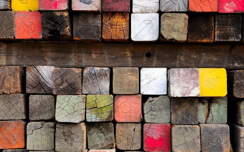 不同色调的方形木条制成