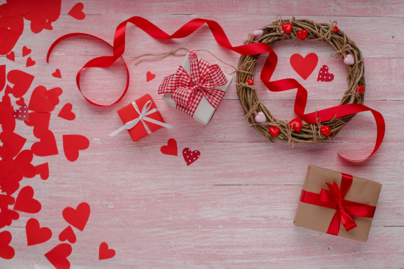 三盒礼物与花环