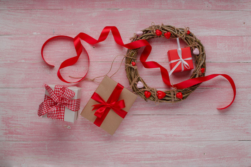 礼物与红色丝带