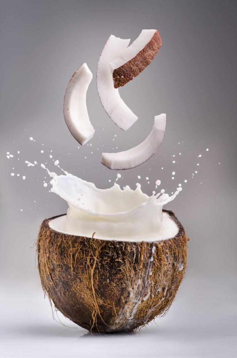 椰子肉散落到装满牛奶的椰子里