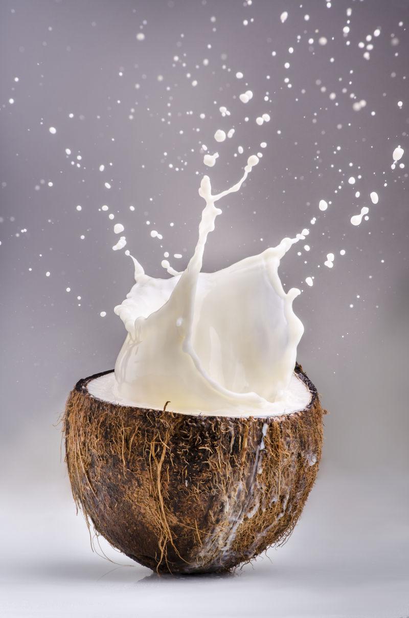 牛奶椰子里飞溅